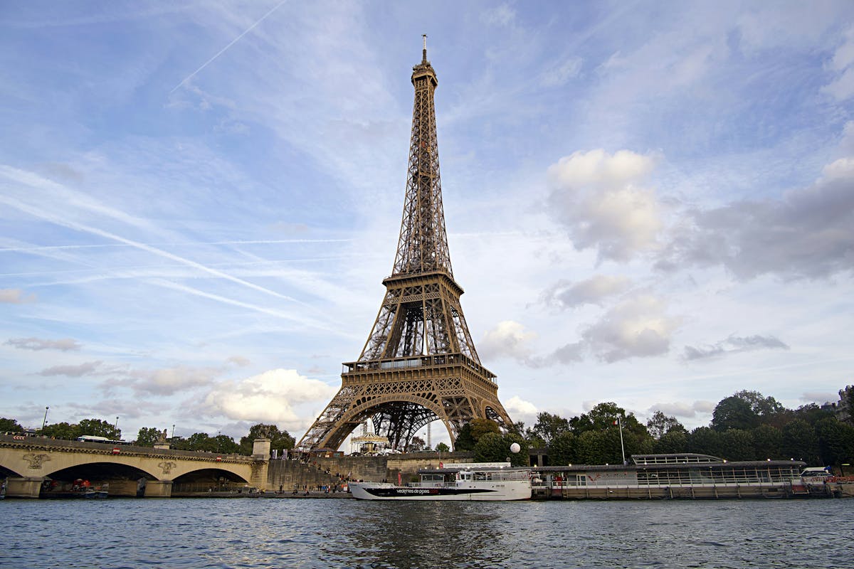 Tour Eiffel et Seine à Paris