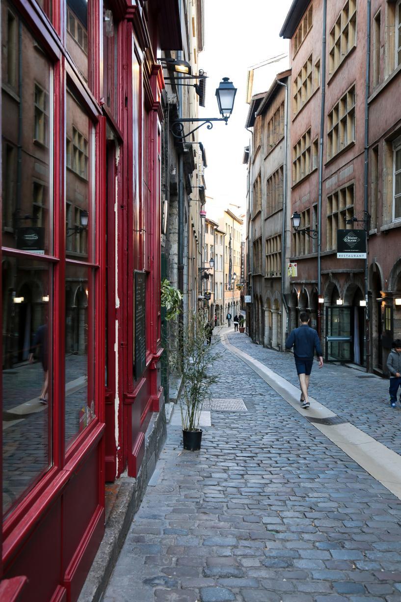 Rue pavée et façades historiques du Vieux Lyon